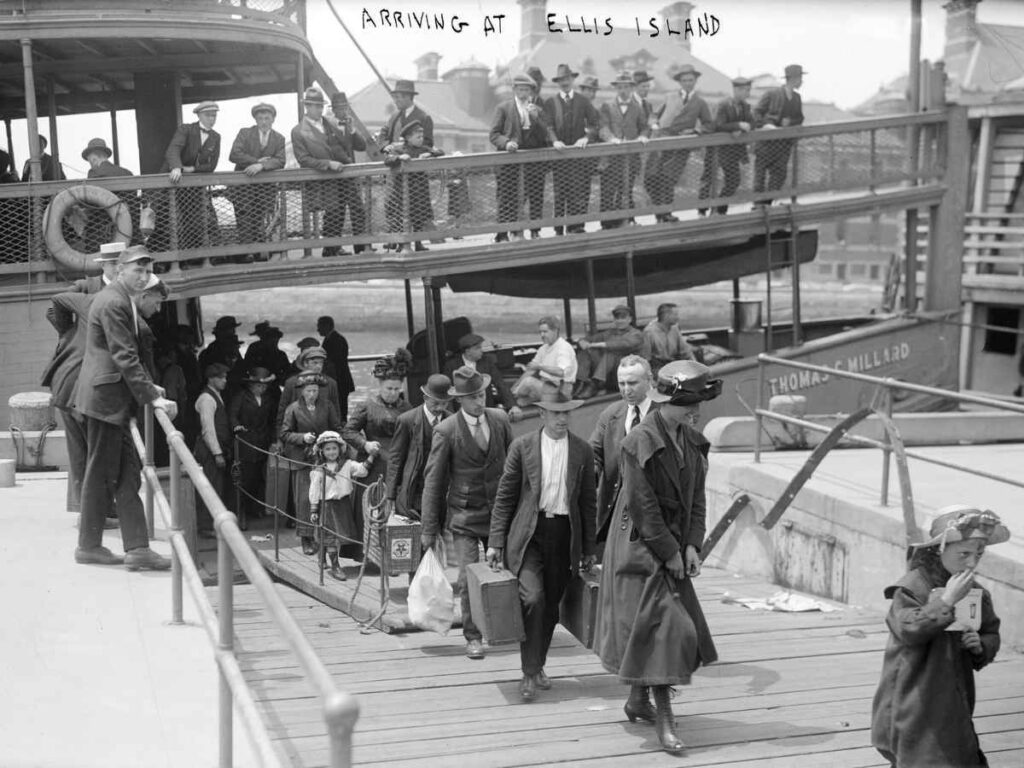 Italian immigrant family arriving with suitcases, representing comparatico in the diaspora